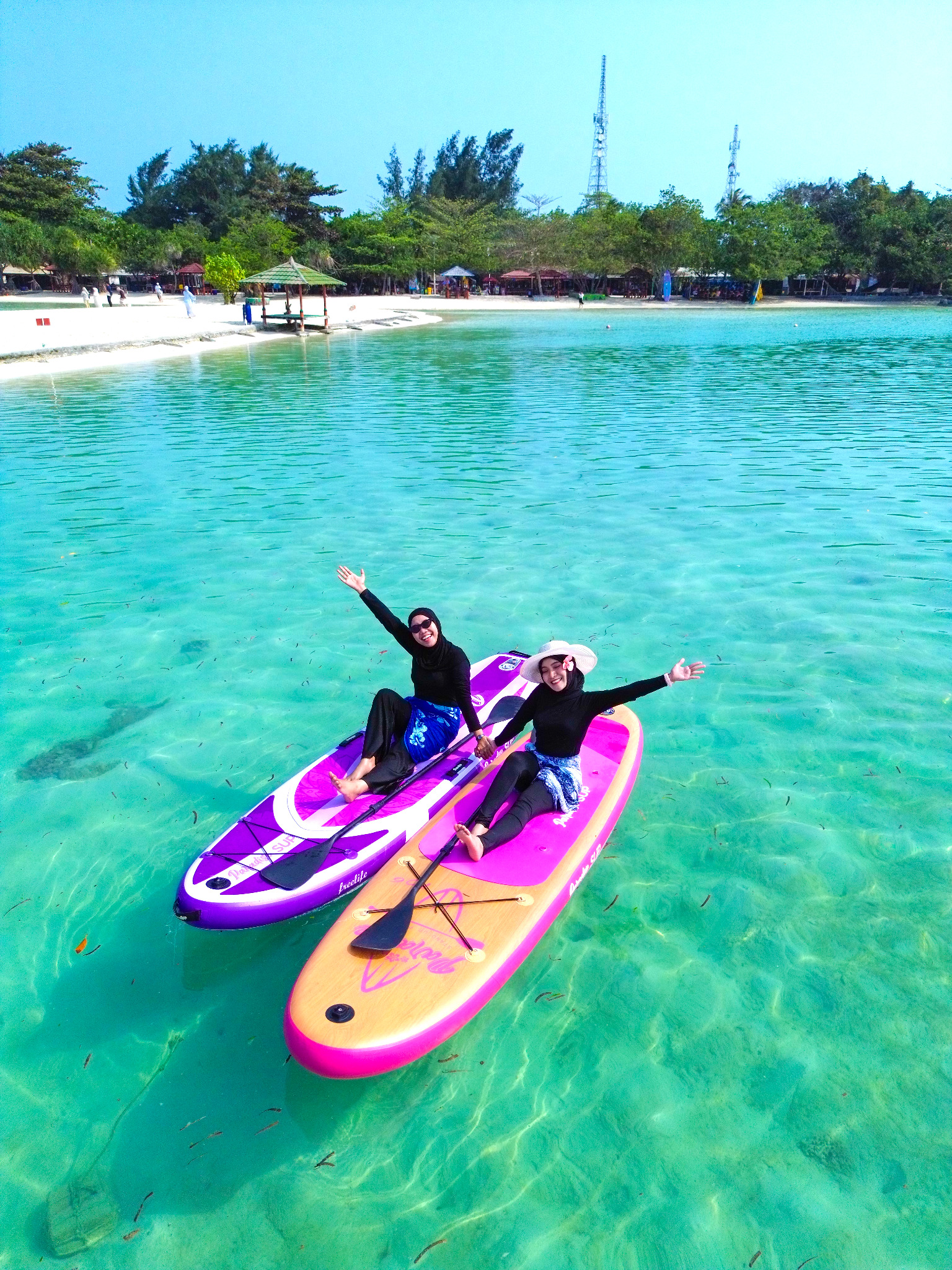 Dua peserta bermain paddleboard di perairan Pulau Pari
