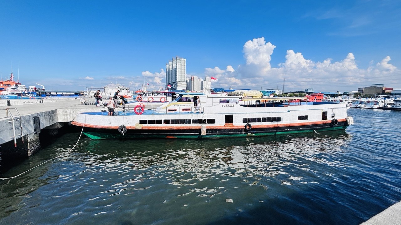 Kapal reguler bersandar di Pelabuhan Kali Adem Muara Angke